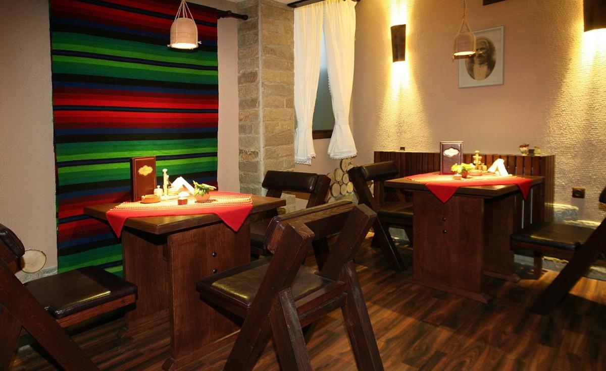 Riverside Family Hotel Γιάμπολ Εστιατόριο φωτογραφία