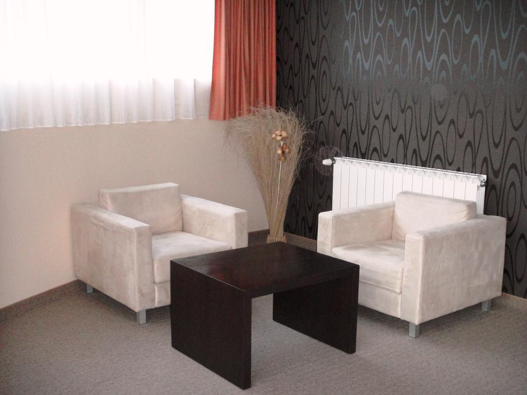 Riverside Family Hotel Γιάμπολ Εξωτερικό φωτογραφία
