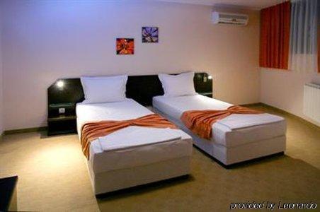 Riverside Family Hotel Γιάμπολ Δωμάτιο φωτογραφία